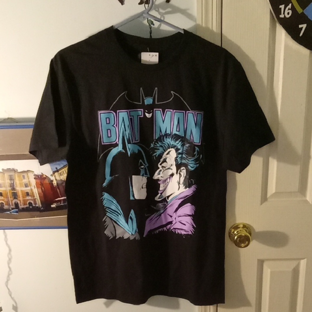 Batman Vs. Joker T Shirt M NWT❗️